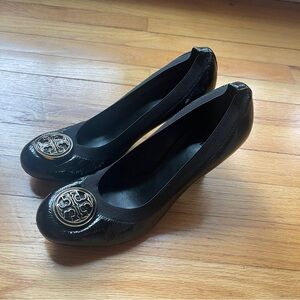 Tory Burch Caroline Black Patent Leather Logo Medallion Pumps Heels 10M